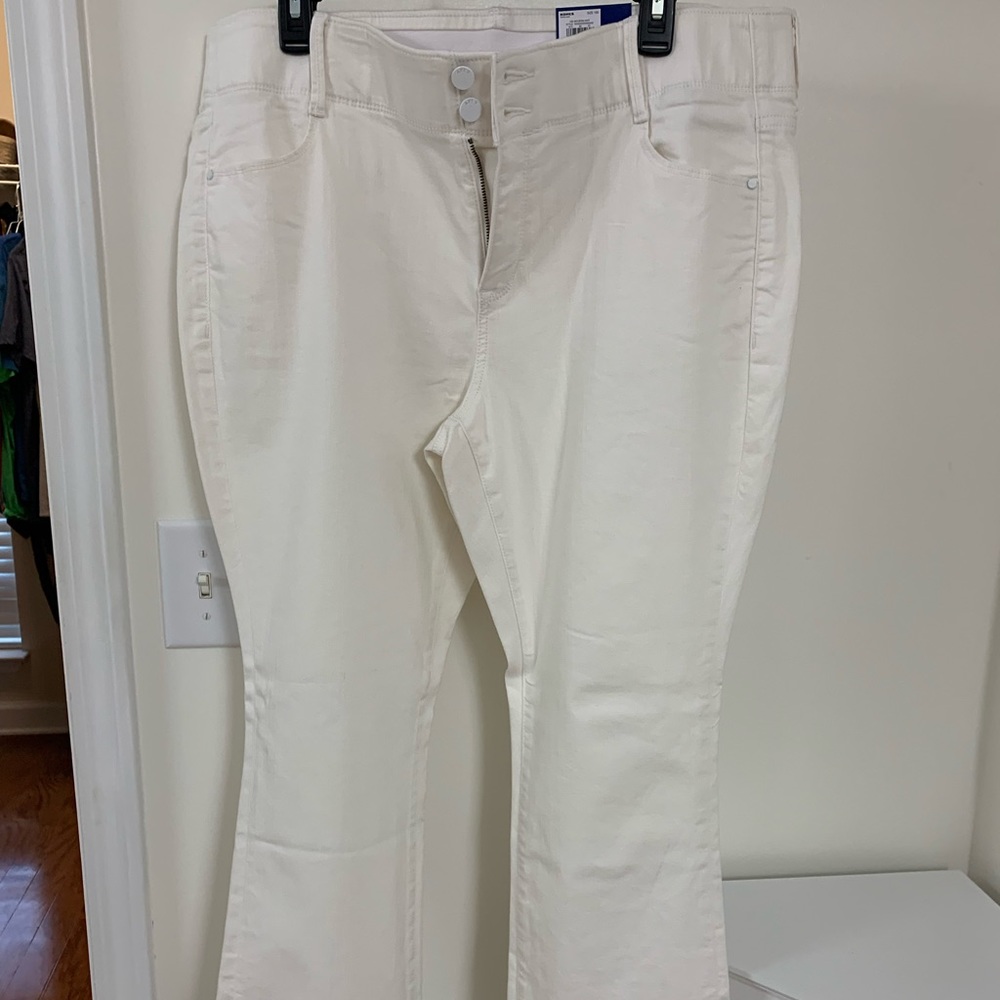 Women’s white jeans from Kohl’s.  New with tags.